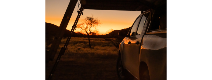 Un coucher de soleil quelque part en Namibie, avec un 4x4 tente sur le toit
