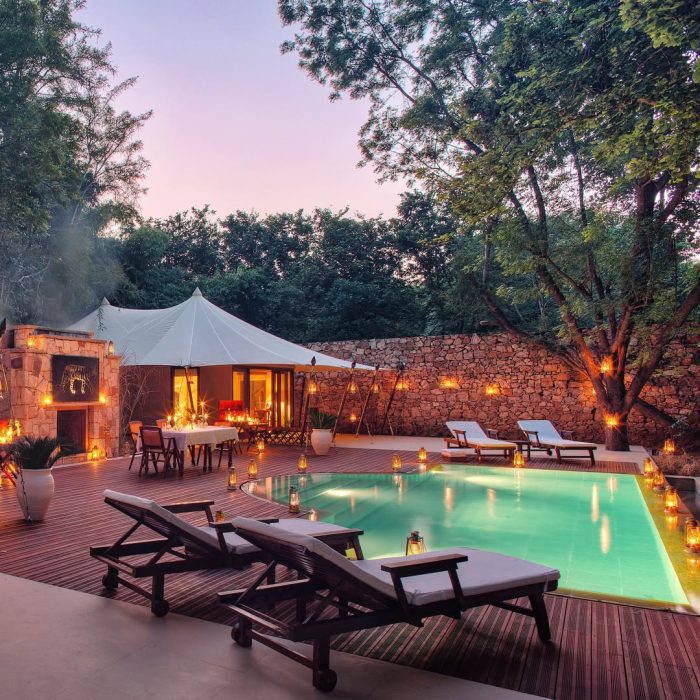 Vue sur une piscine, dans un hotel de la chaine hotellière Sujan en Inde