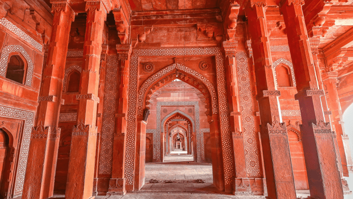 Succession d'arches en grès rouge du palais de Fatehpur Sikri en Inde