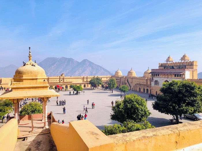 Fort amber, un joyeux du Rajasthan à Jaipur sous un grand soleil