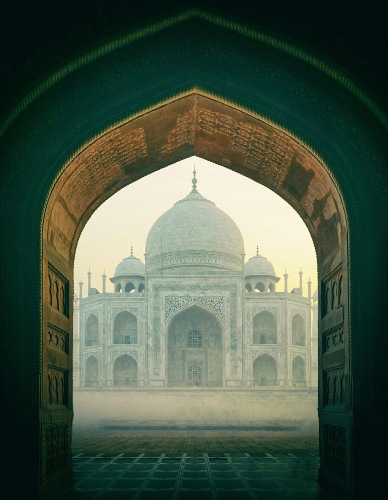 Vue du Taj Mahal encadré par une arche monumentale en Inde