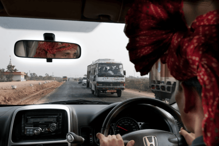 Vue depuis l'intérieur d'un véhicule 4x4 sur une route en Inde 2
